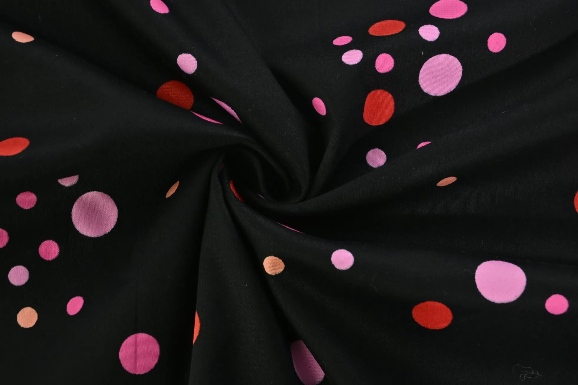 Stretch katoen – Red & pink dots on black