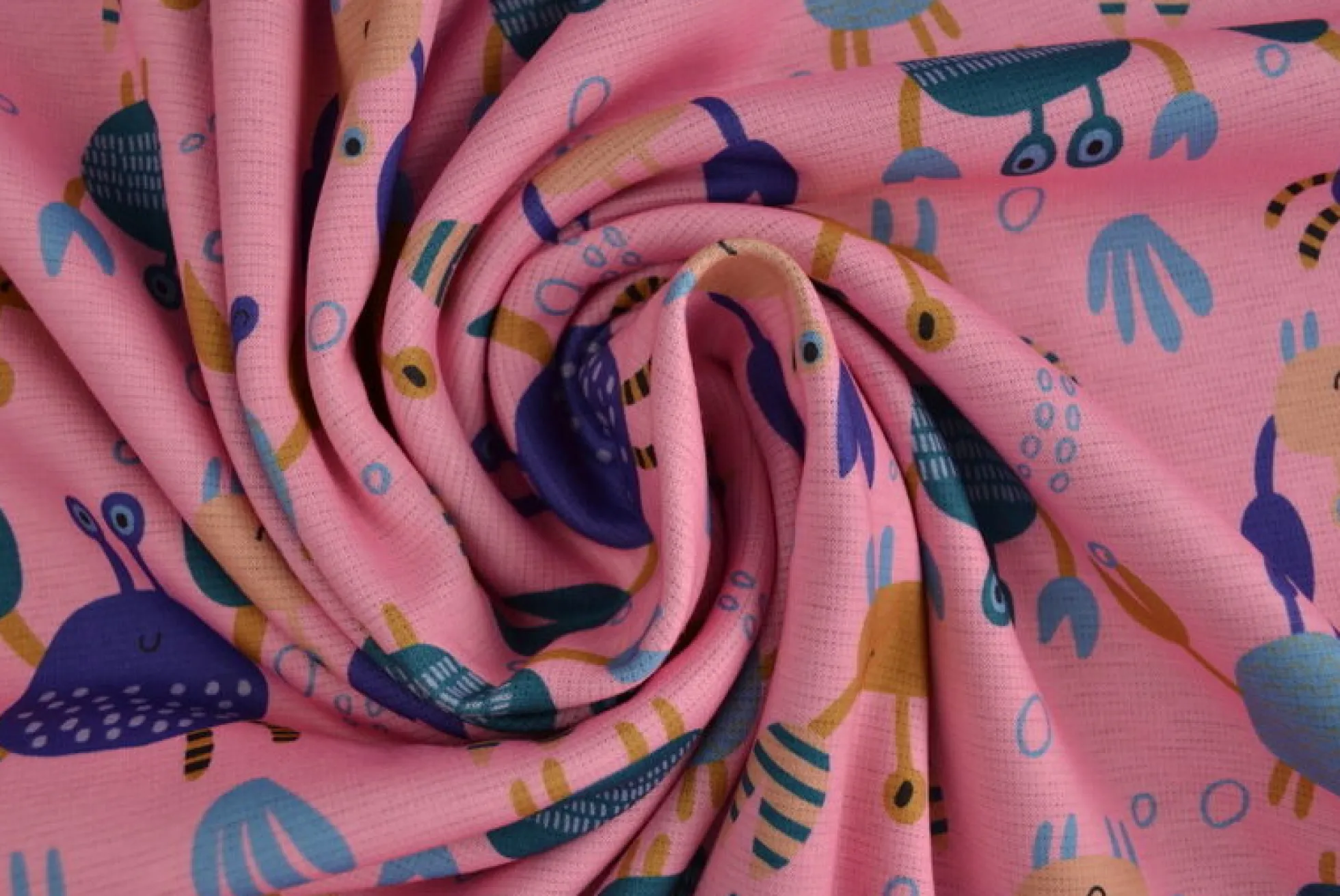 Sweaterstof / Jogging alpenfleece – Kleurrijke krabbetjes roze
