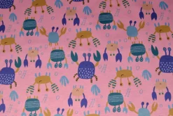 Sweaterstof / Jogging alpenfleece – Kleurrijke krabbetjes roze
