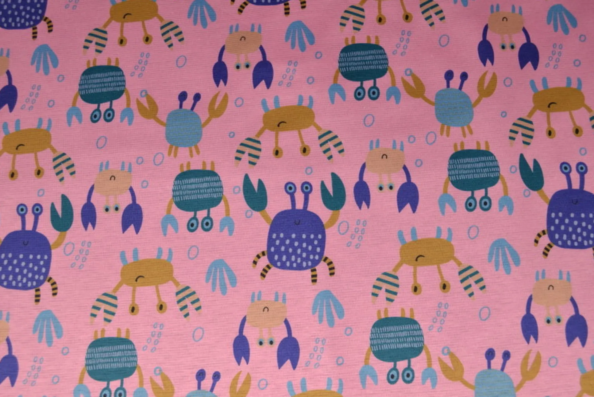 Sweaterstof / Jogging alpenfleece – Kleurrijke krabbetjes roze