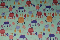 Sweaterstof / Jogging alpenfleece – Kleurrijke krabbetjes lichtgroen