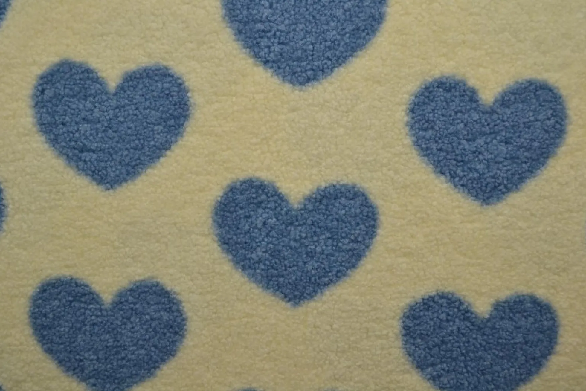 Teddy / borg – Blue hearts on off-white