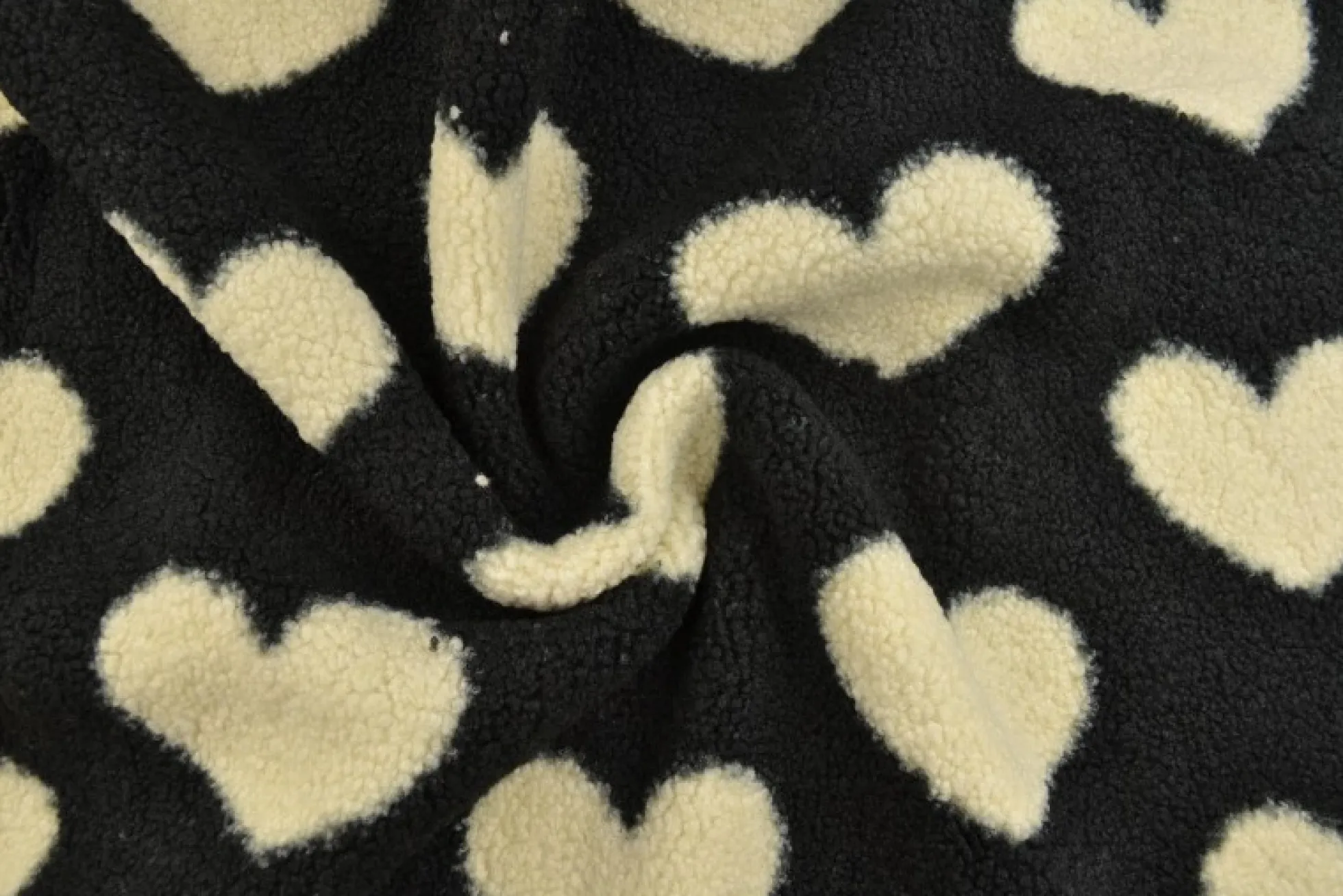 Teddy / borg – Off-white hearts on black