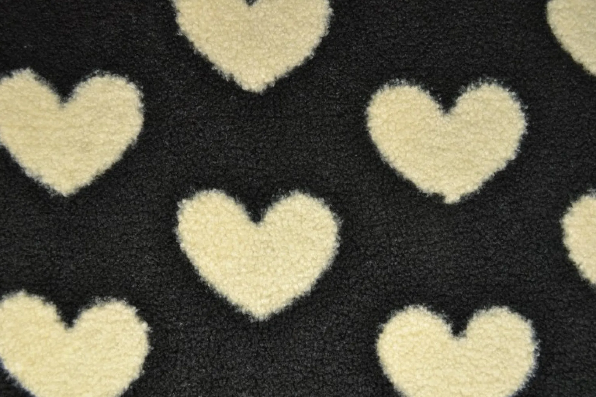 Teddy / borg – Off-white hearts on black