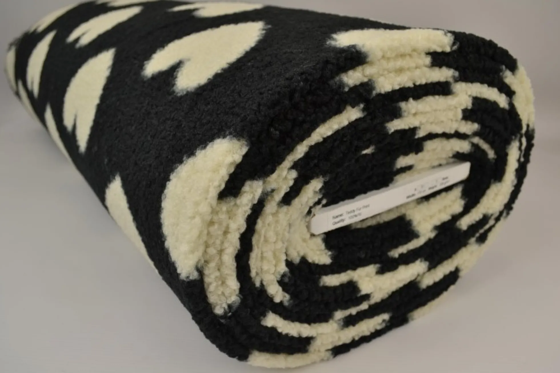 Teddy / borg – Off-white hearts on black