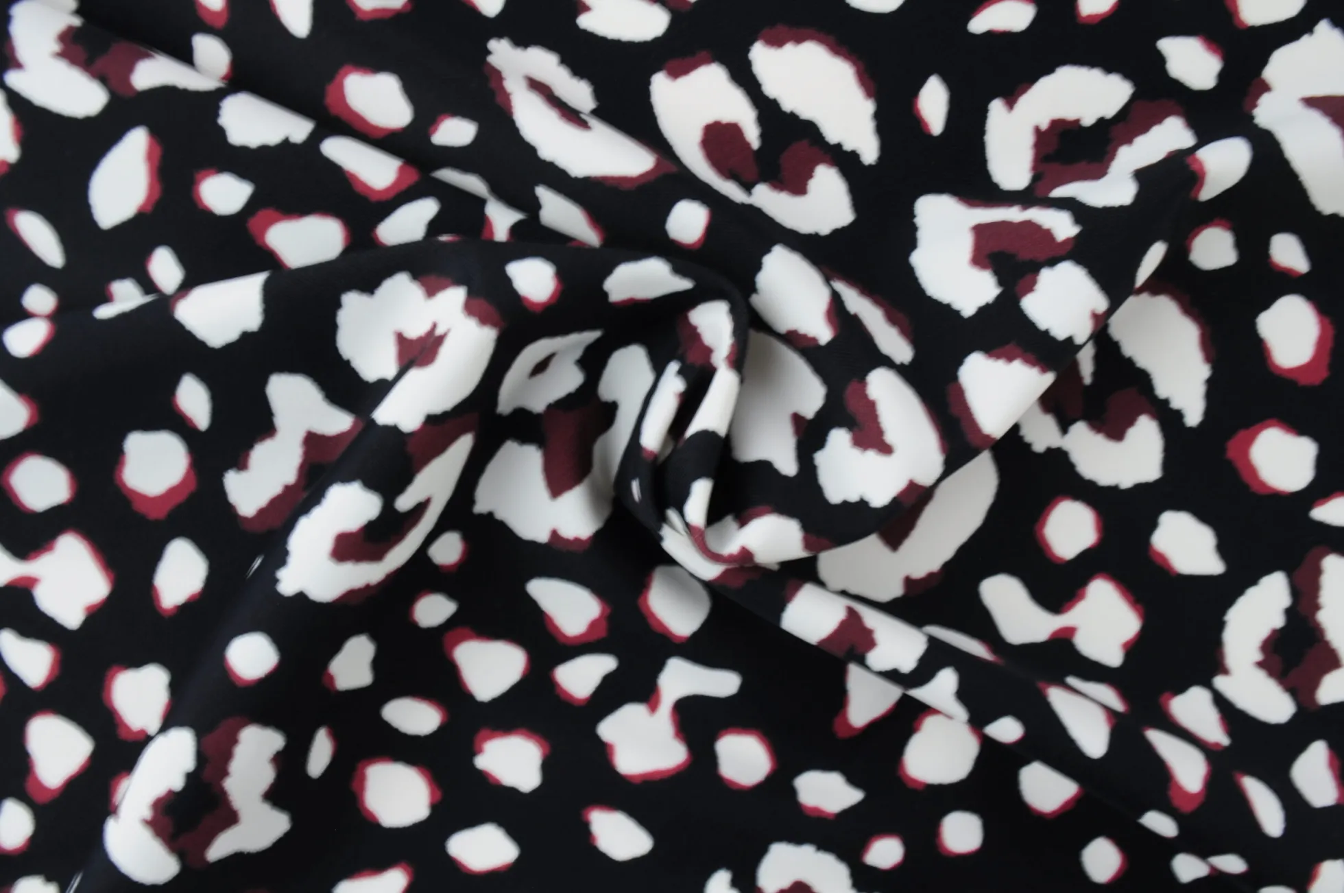 Travelstof – Brown & white animals dots on black
