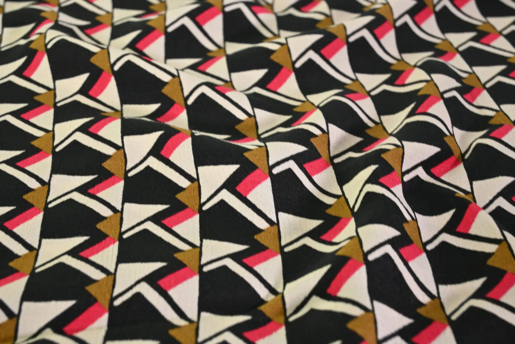 Viscose crêpe – Black triangle