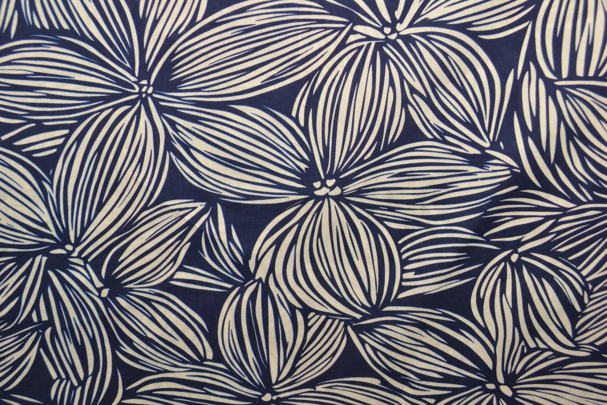 Viscose – Flower drawing navy