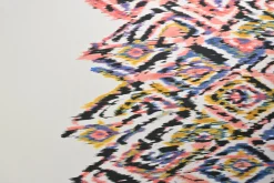 Viscose stretch crêpe – Kleurrijke ikat op gebroken wit randdesign