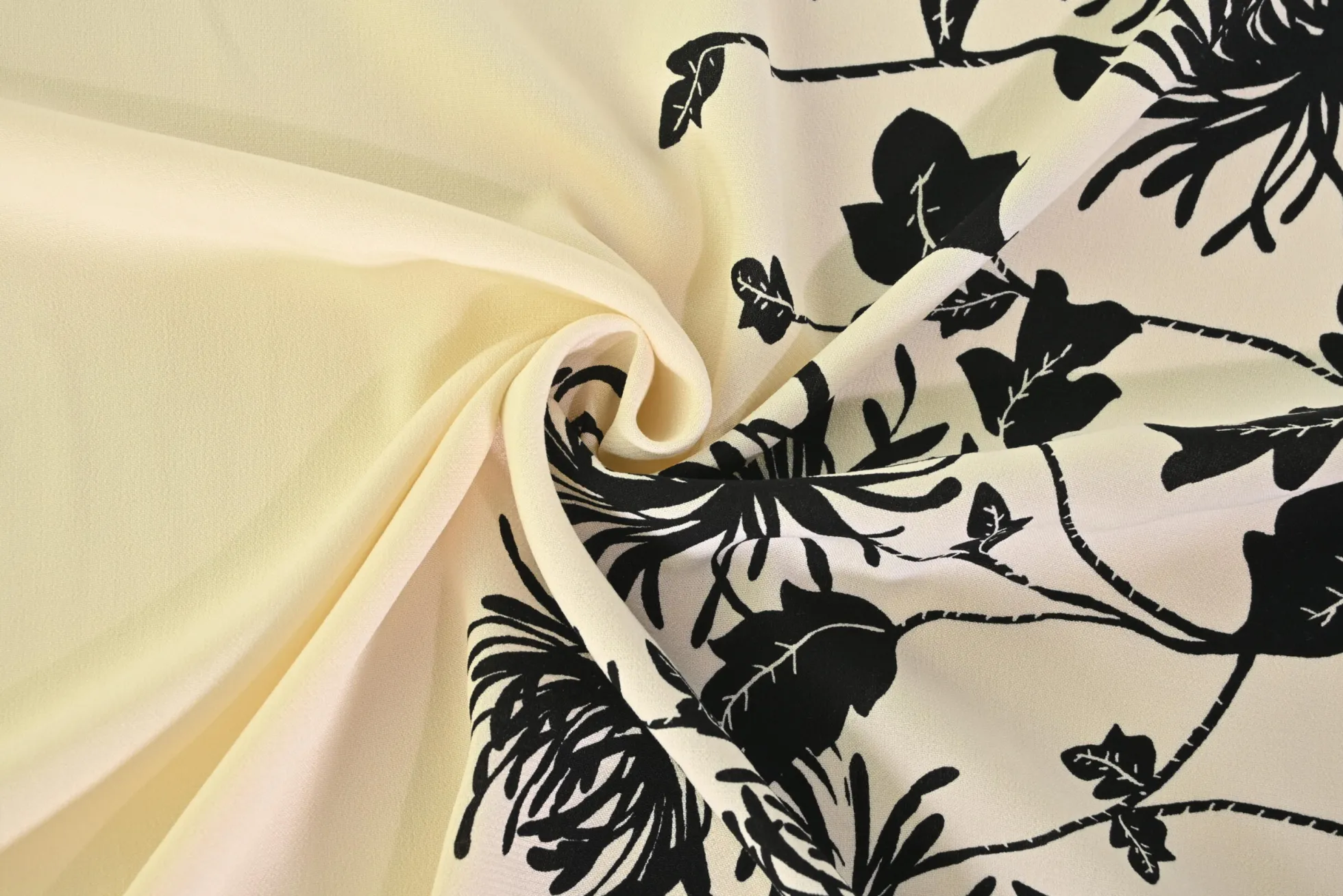 Viscose stretch crêpe – Zwarte bloem op champagne randdesign