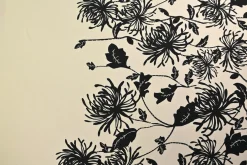 Viscose stretch crêpe – Zwarte bloem op champagne randdesign