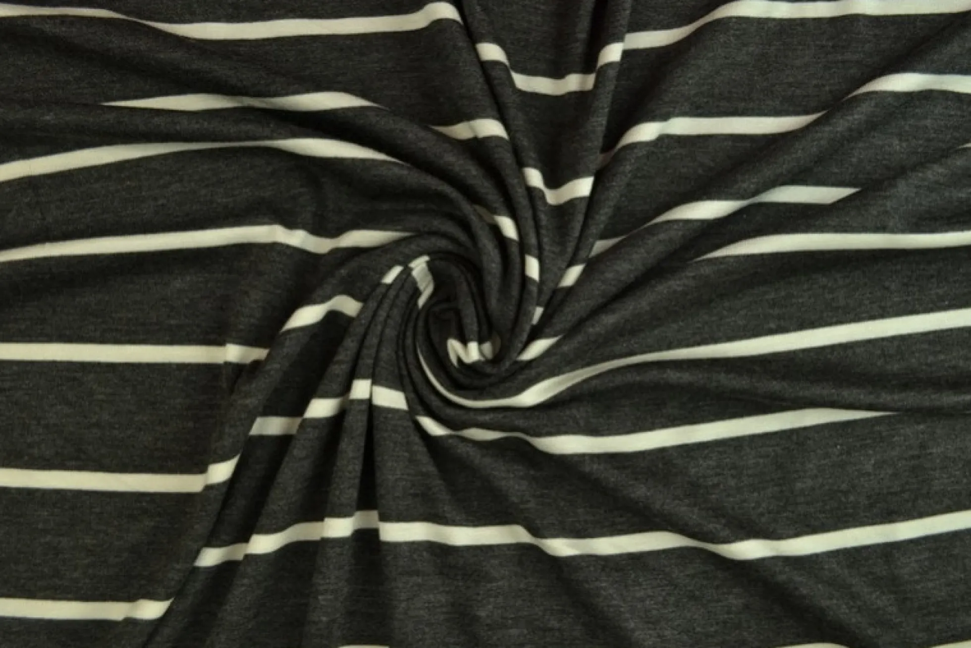 Viscose tricot – Antraciet en gebroken wit gestreept