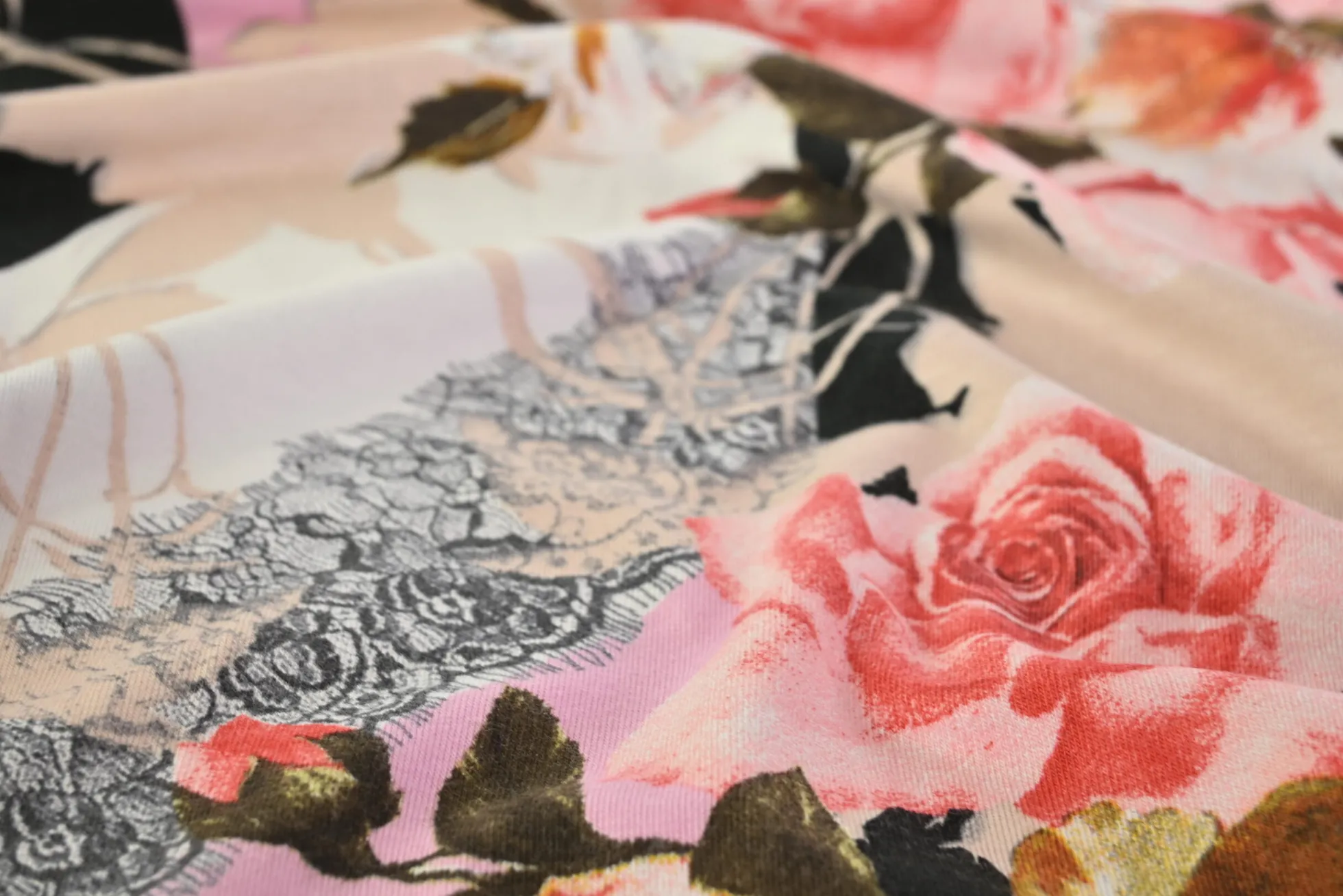 Viscose tricot – Black Rose Elegance