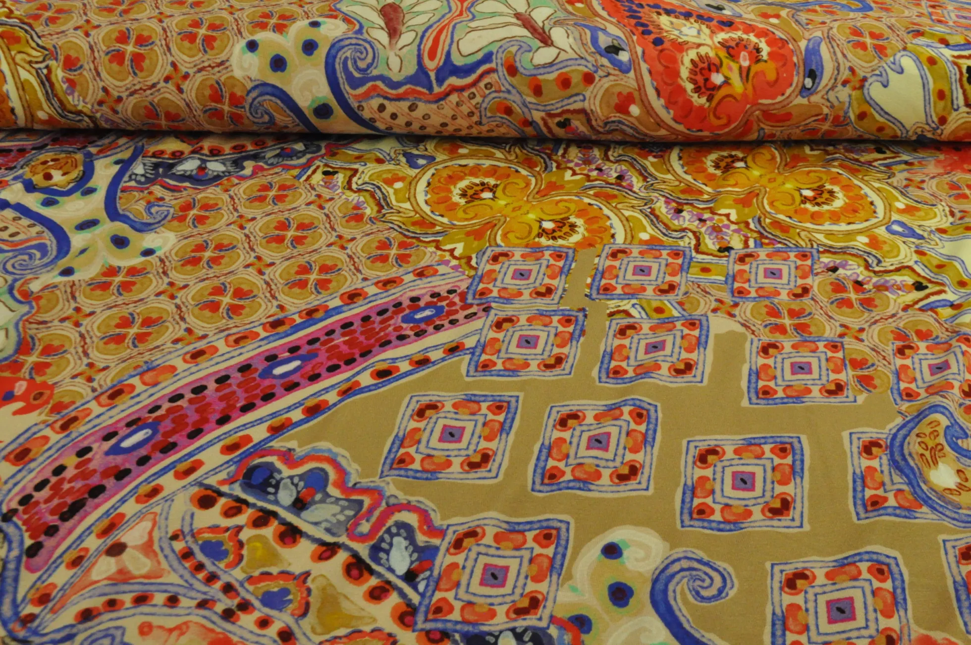 Viscose tricot – Colorful paisley