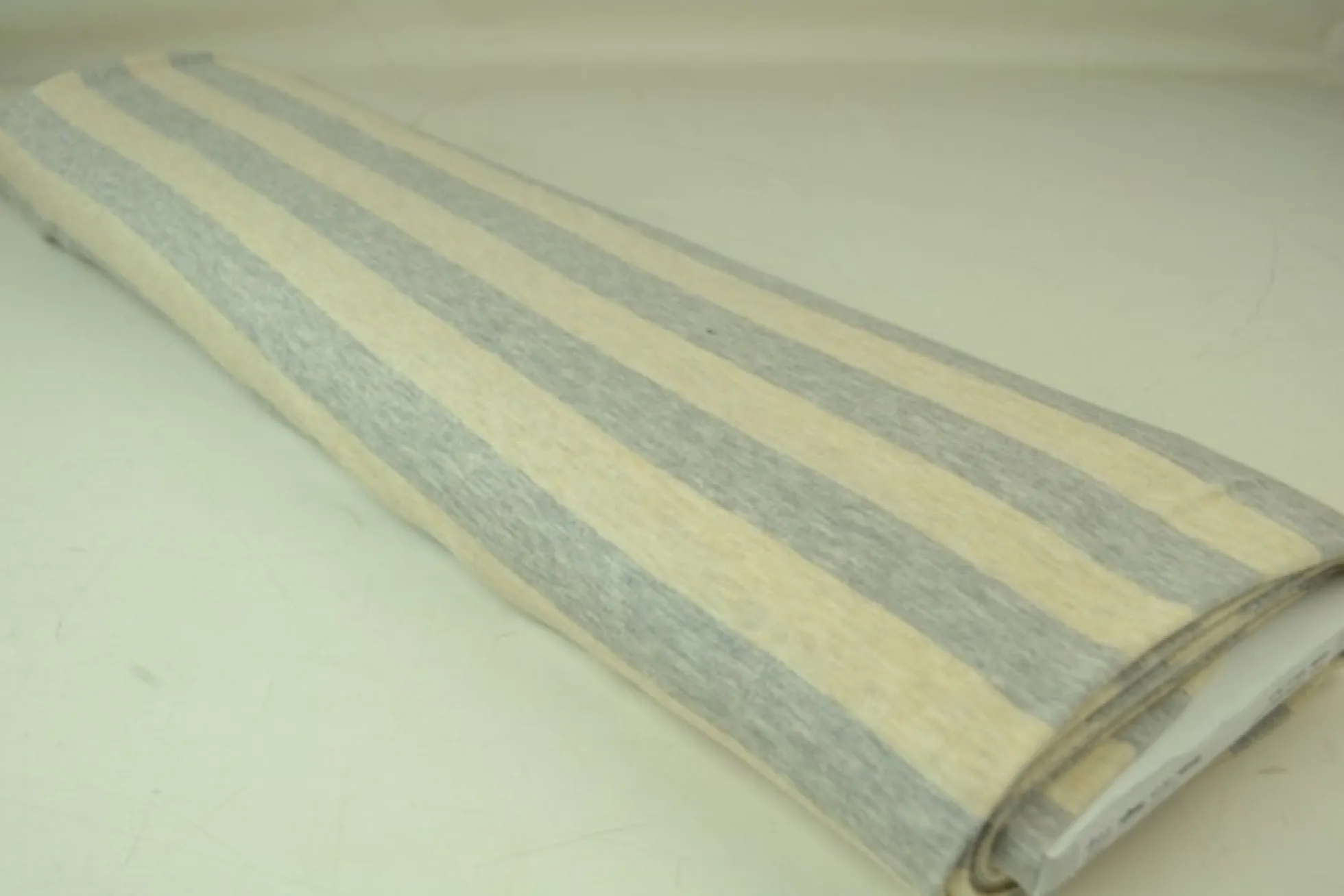 Viscose tricot – Ecru en grijs gestreept