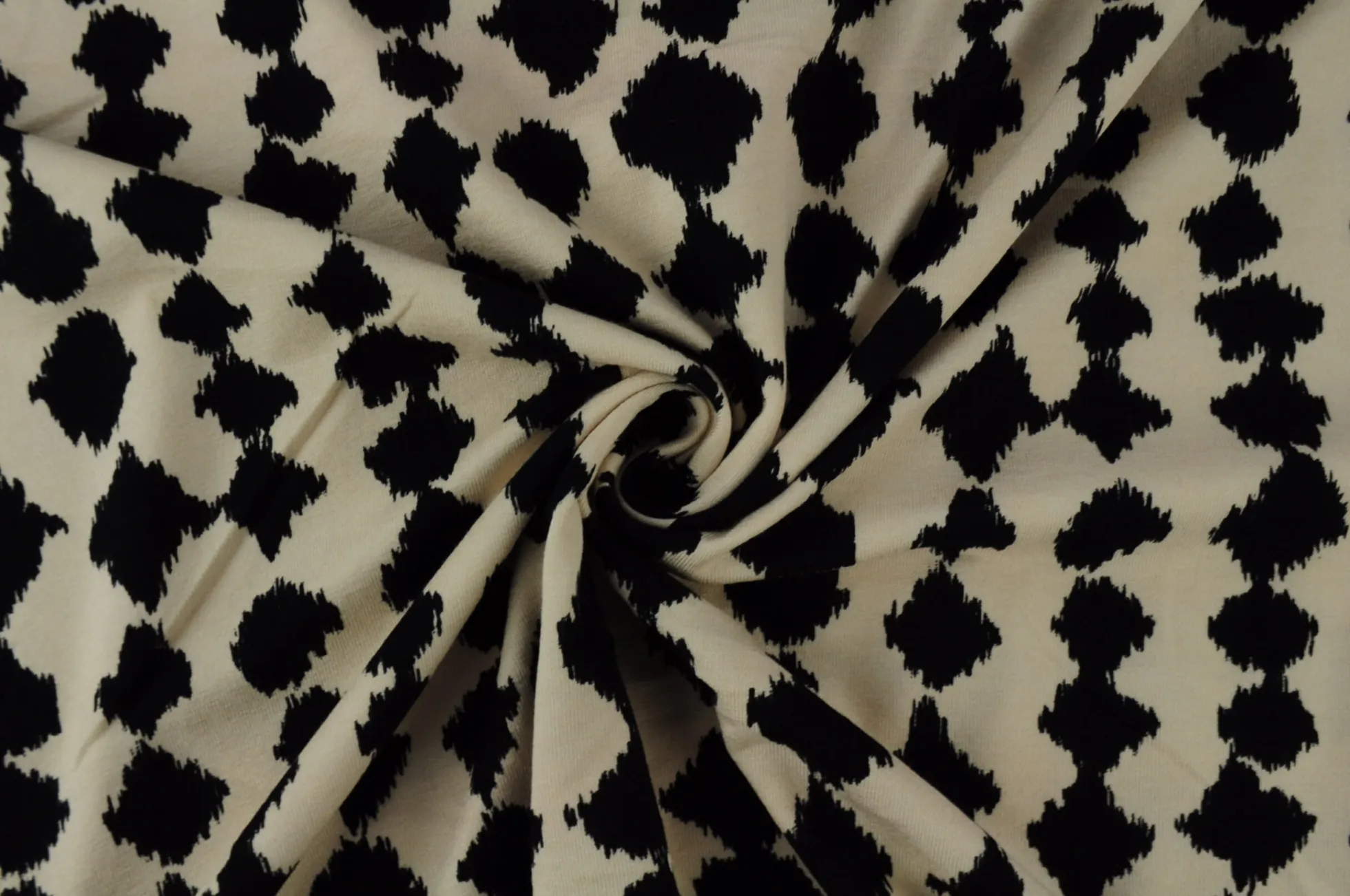 Viscose tricot – Ikat gebroken wit & zwart