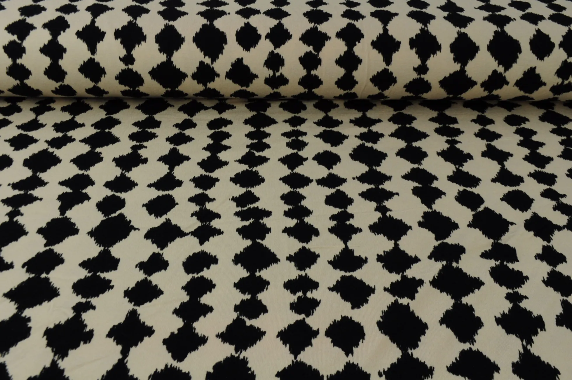 Viscose tricot – Ikat gebroken wit & zwart