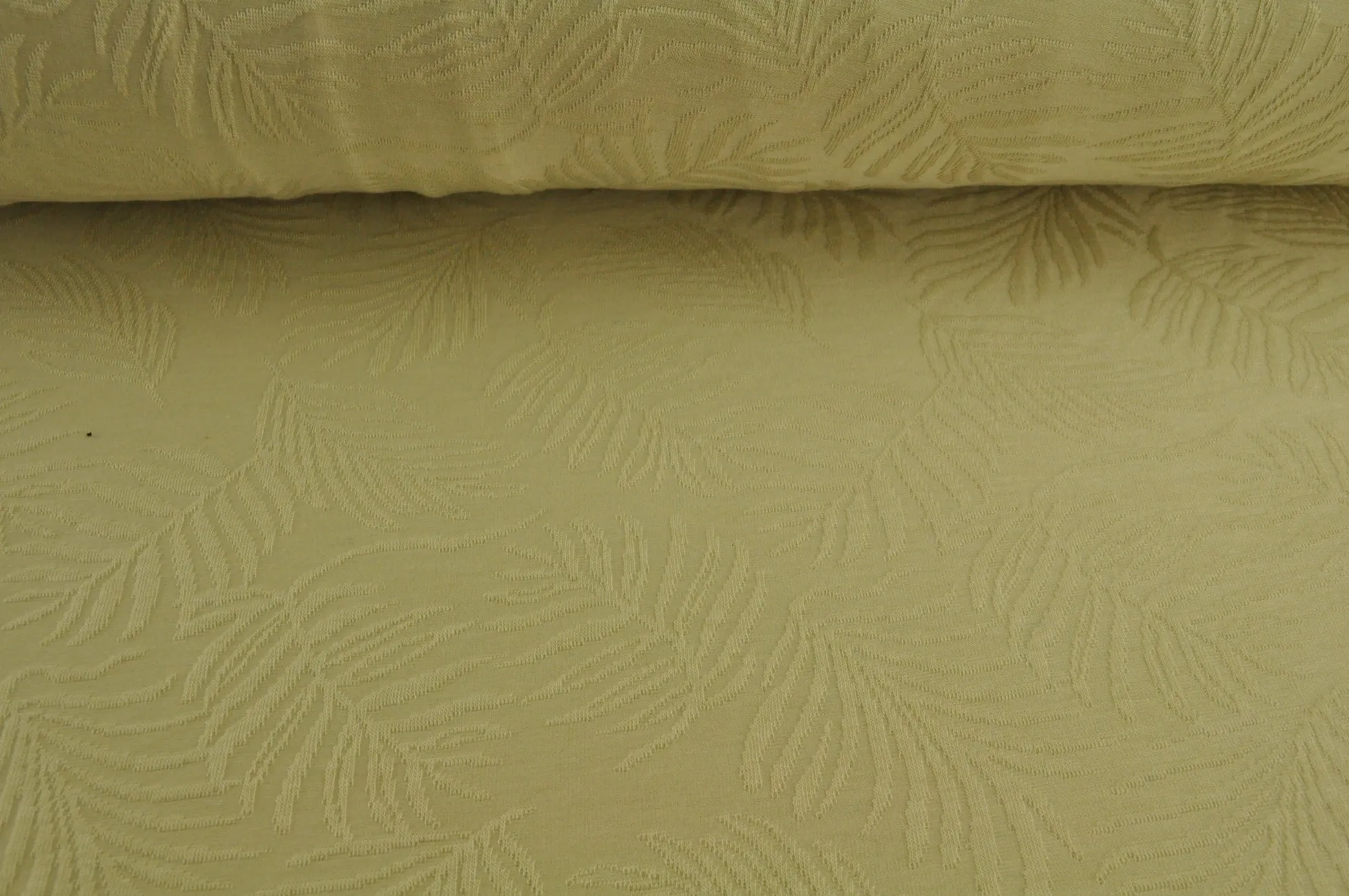 Viscose tricot jacquard – Leaves creme – Rol 30m x 155cm
