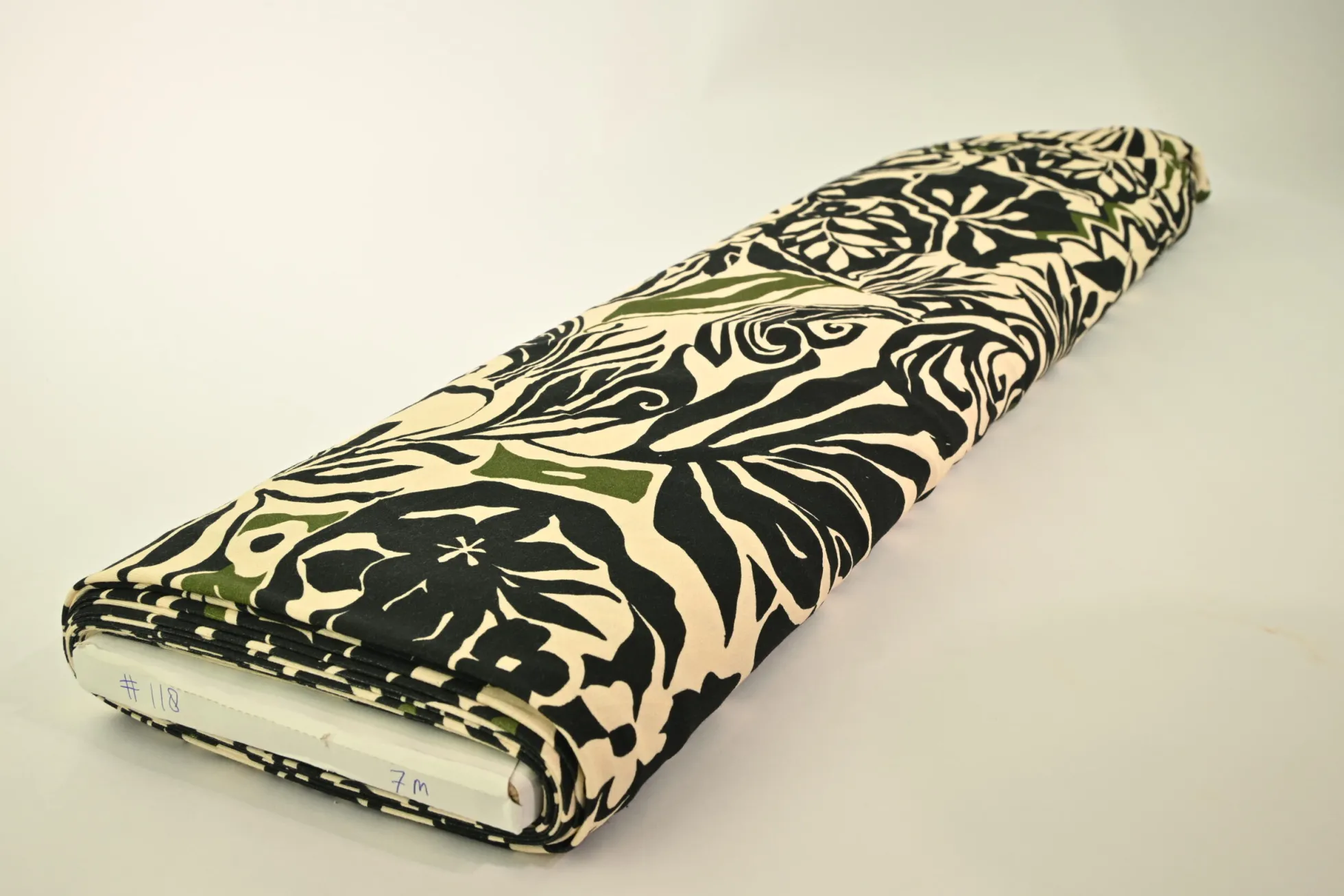 Viscose tricot – Jungle noir olive on champagne