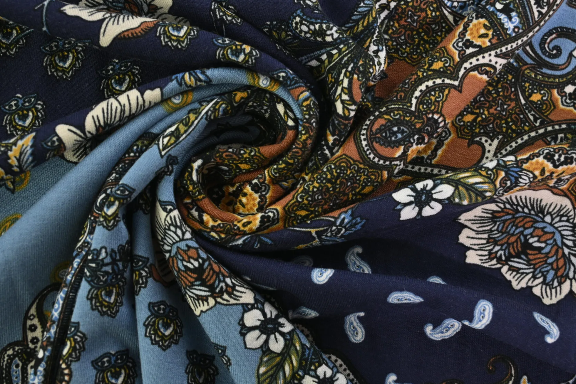 Viscose tricot – Navy Paisley Bloom