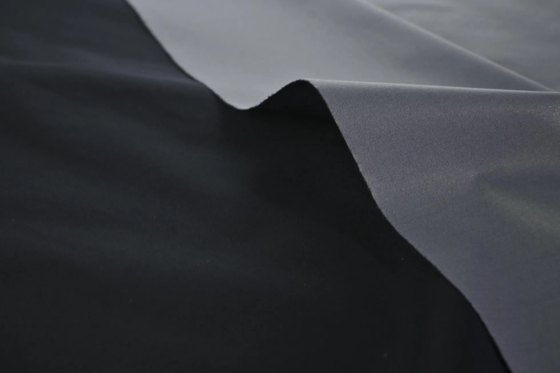 Waterafstotende sport- & outdoorstof – Zwart en donkergrijs
