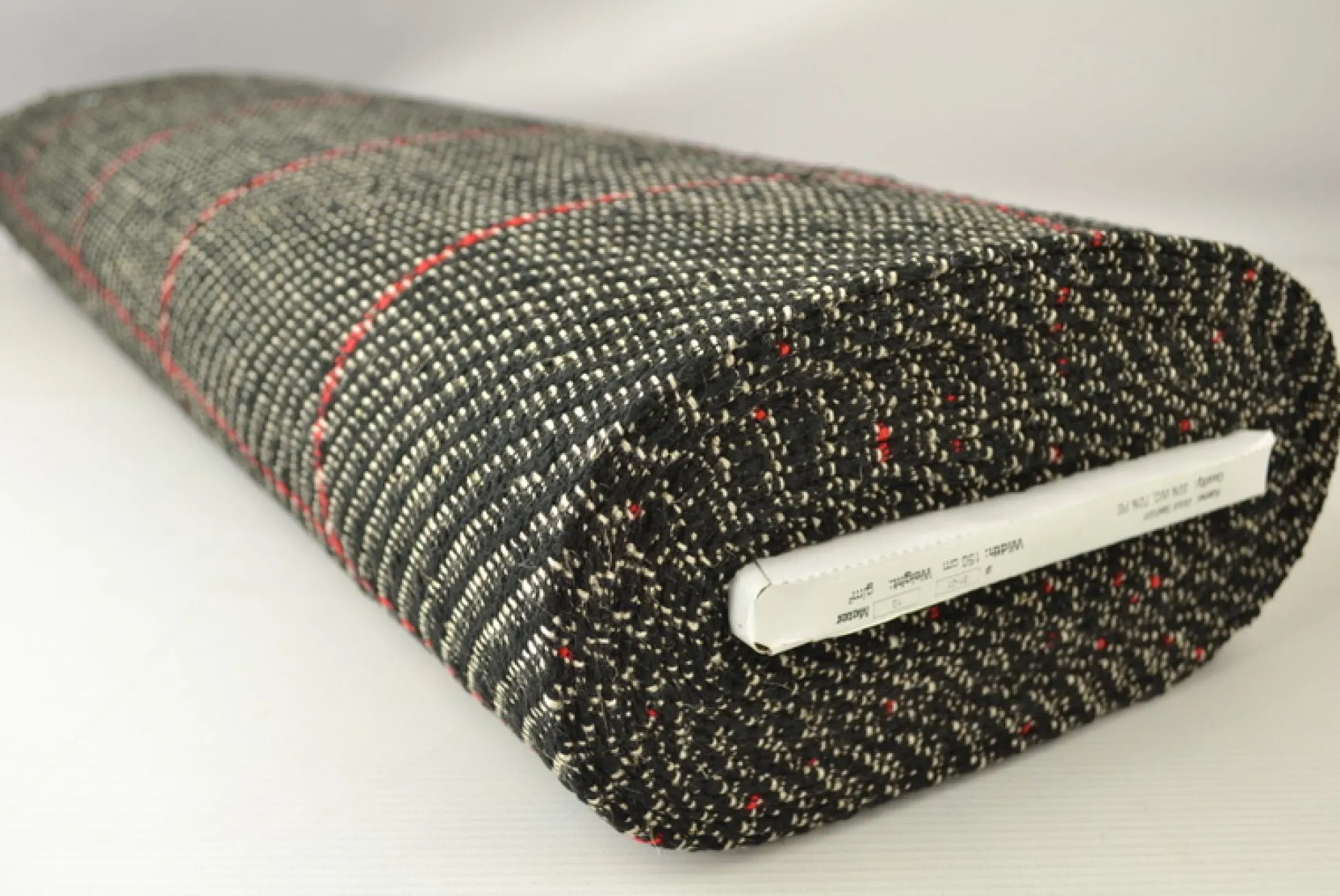 Wollen stof – Zwart melange met rode ruit bouclé